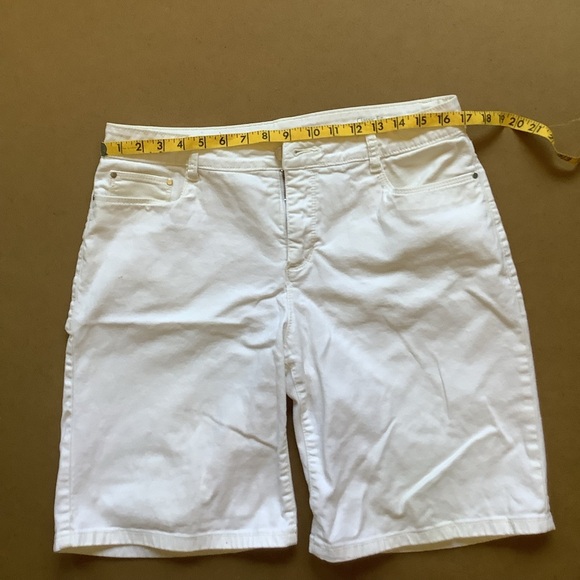 Croft & Barrow Classic Fit White Stretch Denim Shorts​ - Picture 4 of 6
